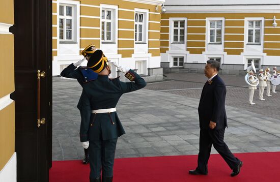 Председатель КНР Си Цзиньпин прибыл в Кремль на встречу с президентом РФ Владимиром Путиным перед военным парадом, посвященном 80-летию Победы. 9 мая Россия отмечает 80-летие Победы в Великой Отечественной войне 1941-1945 годов. Место: Россия, Москва. Автор: Алексей Даничев/РИА Новости. Встреча президента РФ В. Путина и иностранных лидеров