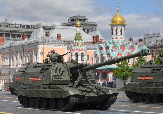 Самоходная артиллерийская установка (САУ) "Мста-С" на Красной площади в Москве на военном параде, посвященном 80-летию Победы в Великой Отечественной войне. Место: Россия, Москва. Автор: Илья Питалев/РИА Новости. Москва. Военный парад, посвященный 80-летию Победы в Великой Отечественной войне