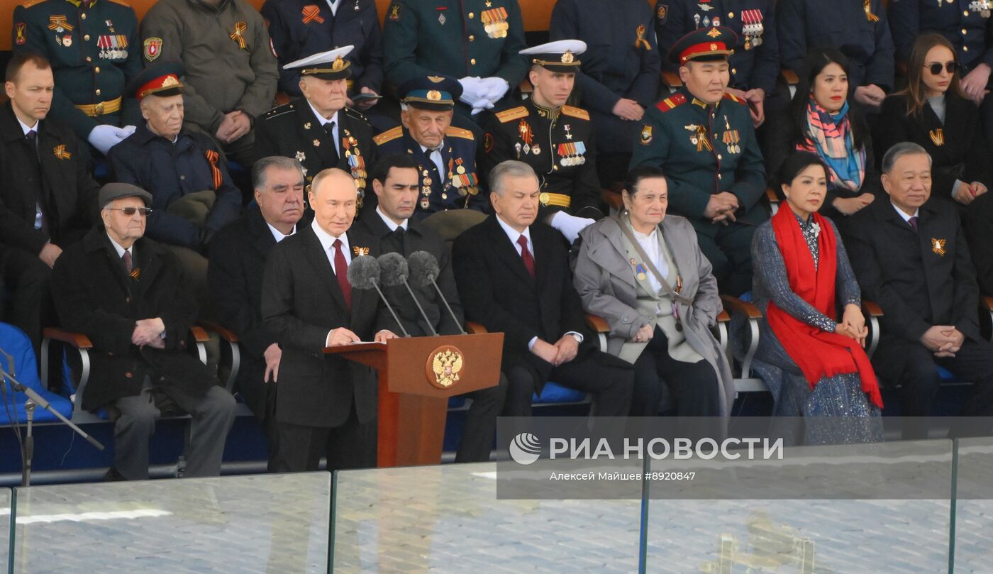 Президент РФ В. Путин и иностранные лидеры на военном параде в честь 80-летия Победы