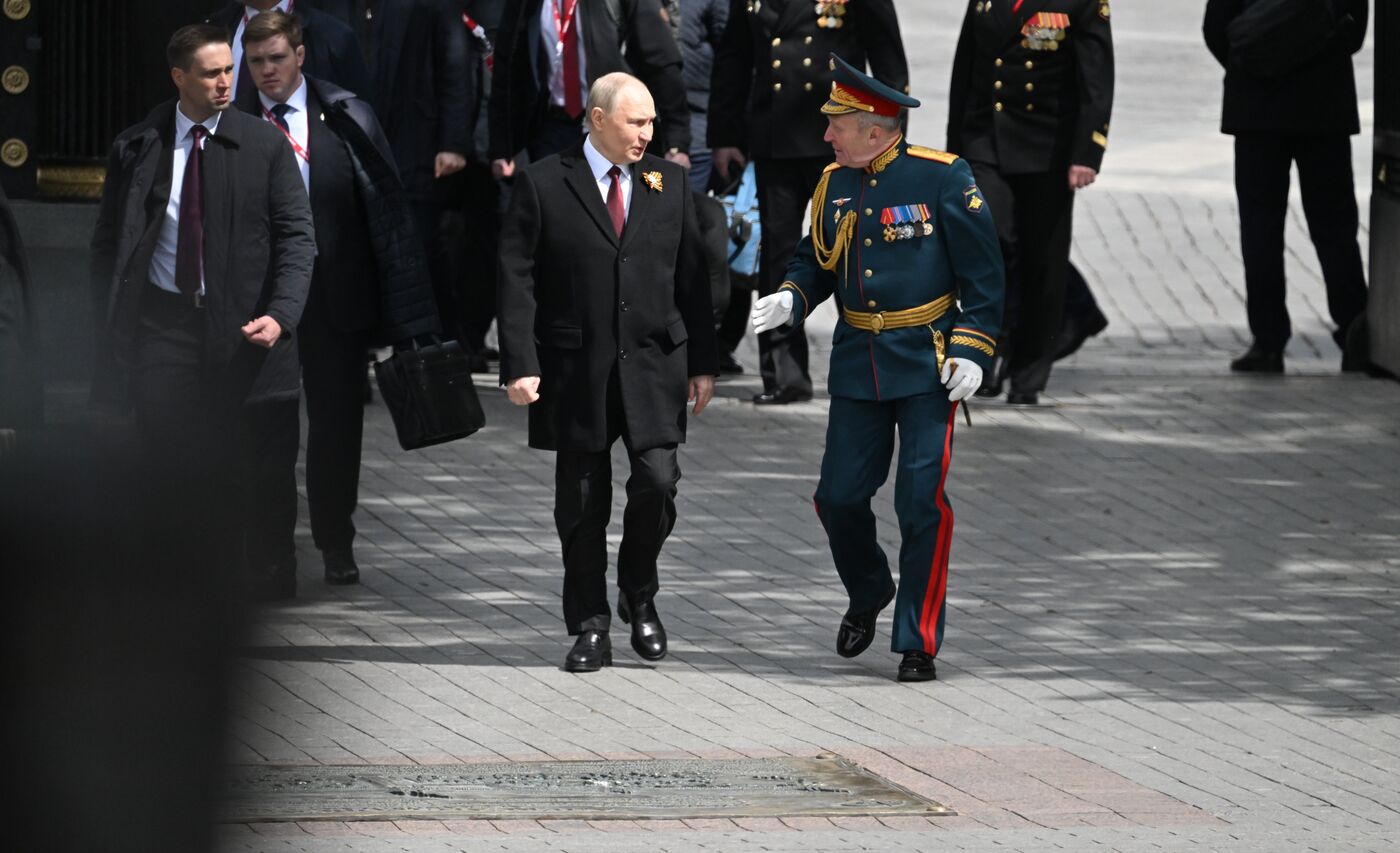 Церемония возложения цветов к Могиле Неизвестного солдата