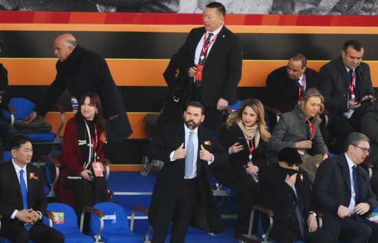 Спецпредставитель сопрезидентов Никарагуа по вопросам развития отношений с Россией Лауреано Ортега Мурильо (в центре) на Красной площади в Москве перед началом военного парада, посвященного 80-летию Победы. 9 мая Россия отмечает 80-летие Победы в Великой Отечественной войне 1941-1945 годов. Место: Россия, Москва. Автор: Алексей Майшев/РИА Новости. Официальные лица на военном параде в честь 80-летия Победы