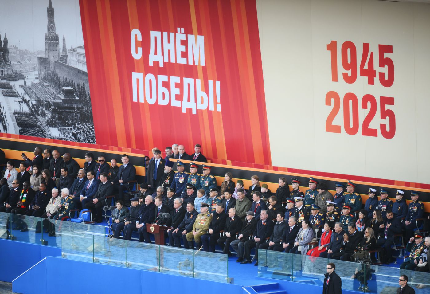 Президент РФ В. Путин и иностранные лидеры на военном параде в честь 80-летия Победы 