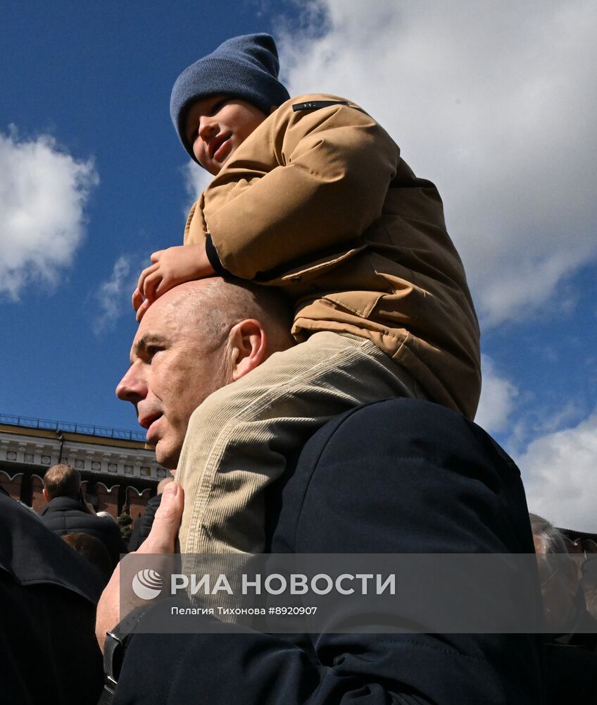 Официальные лица на военном параде в честь 80-летия Победы