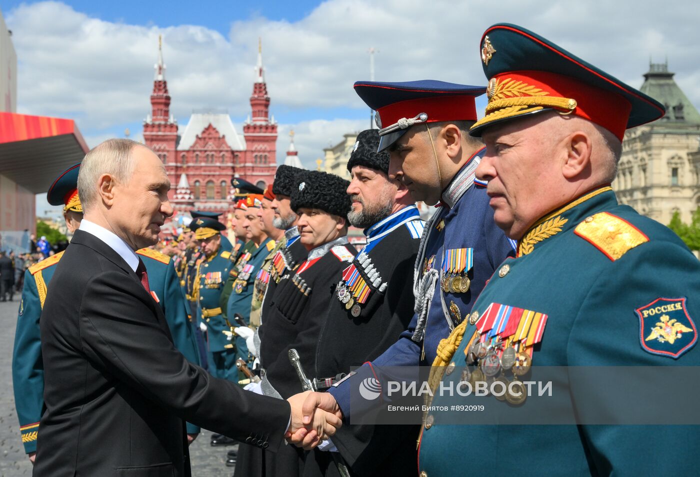 Президент РФ В. Путин и иностранные лидеры на военном параде в честь 80-летия Победы