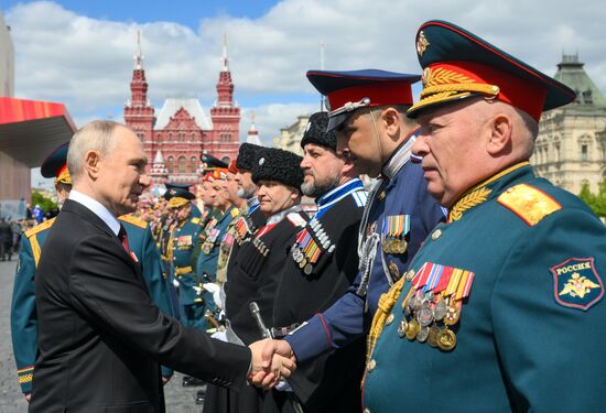 Президент РФ В. Путин и иностранные лидеры на военном параде в честь 80-летия Победы