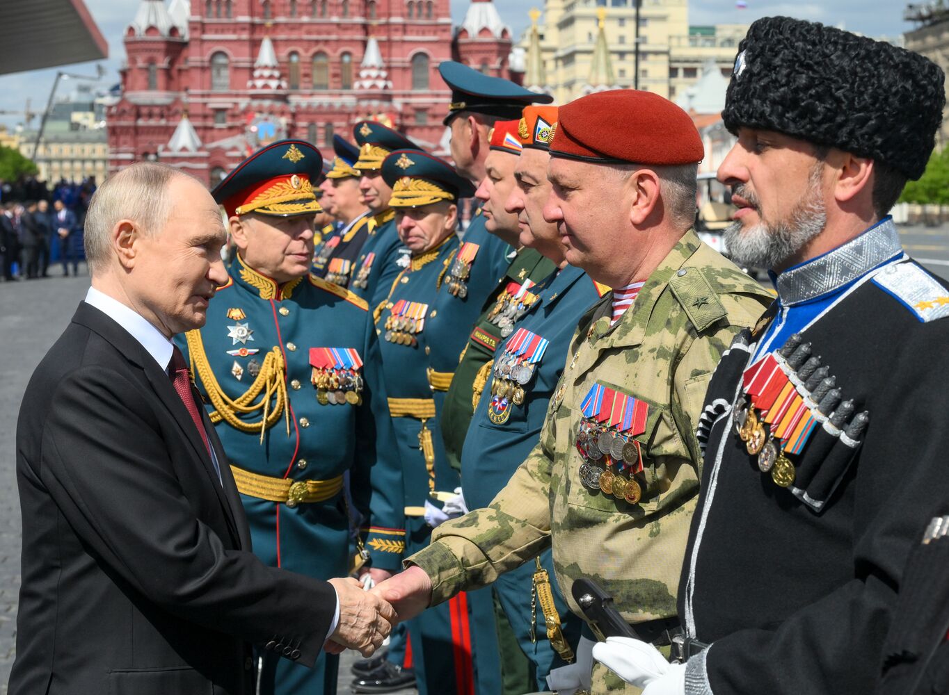 Президент РФ В. Путин и иностранные лидеры на военном параде в честь 80-летия Победы