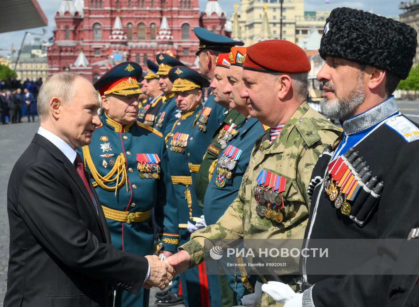 Президент РФ В. Путин и иностранные лидеры на военном параде в честь 80-летия Победы