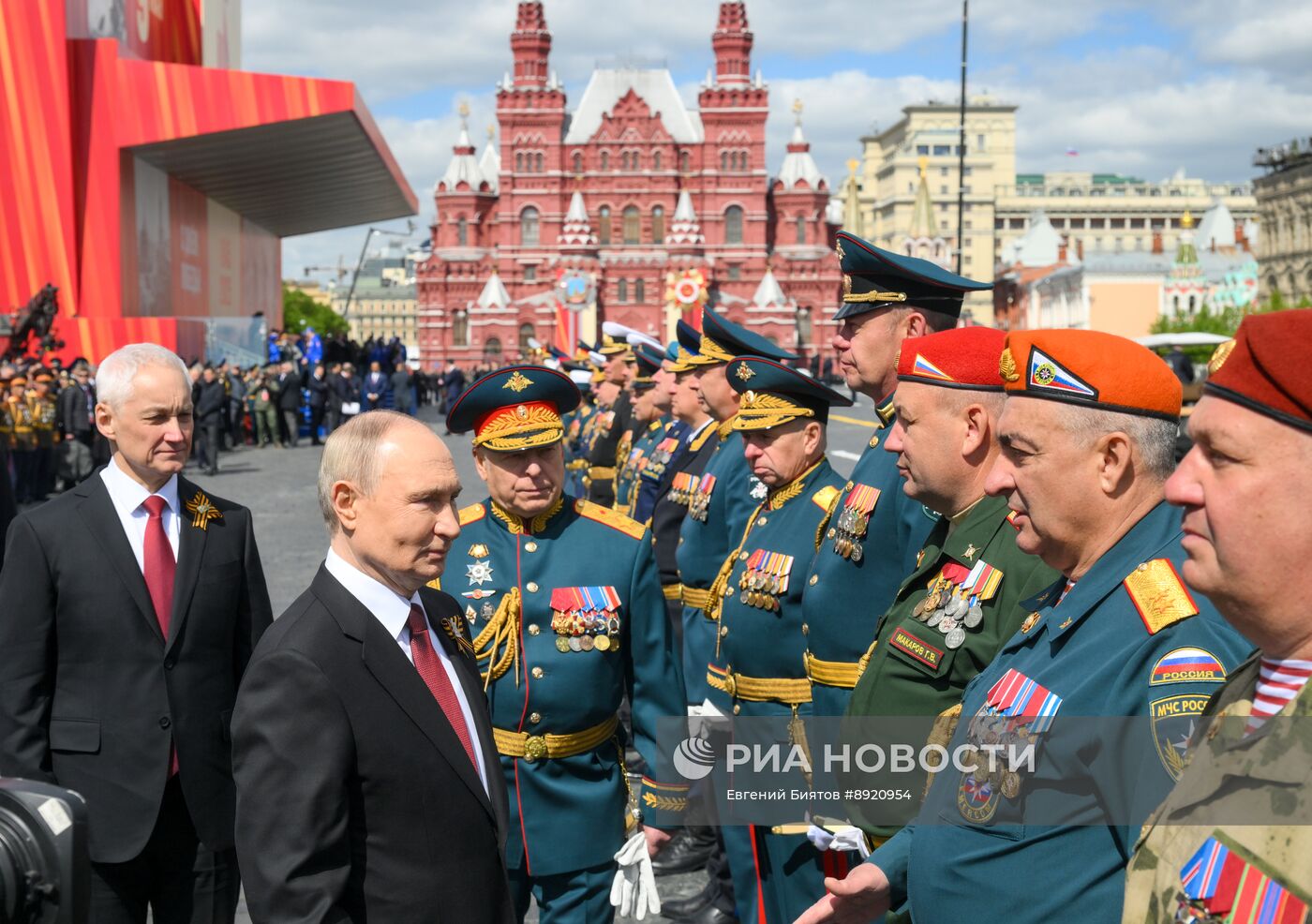 Президент РФ В. Путин и иностранные лидеры на военном параде в честь 80-летия Победы