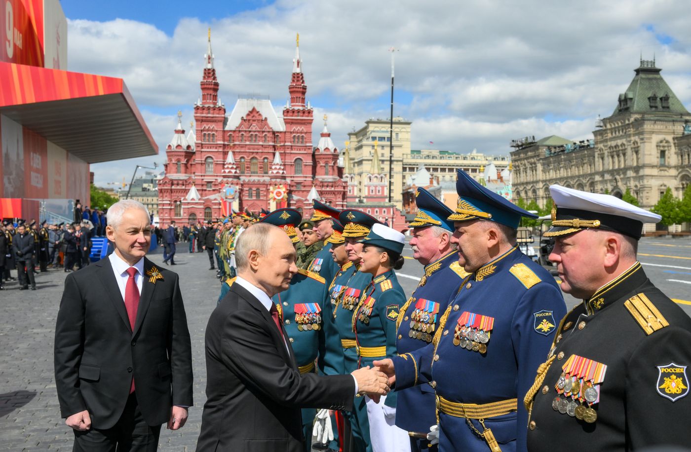 Президент РФ В. Путин и иностранные лидеры на военном параде в честь 80-летия Победы