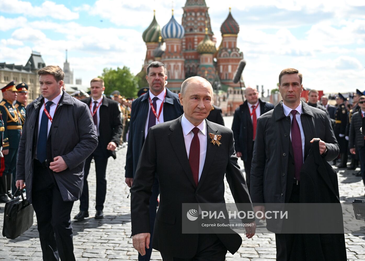 Президент РФ В. Путин и иностранные лидеры на военном параде в честь 80-летия Победы