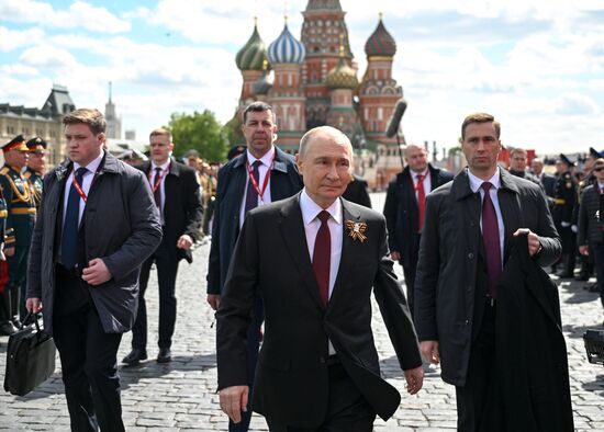 Президент РФ В. Путин и иностранные лидеры на военном параде в честь 80-летия Победы
