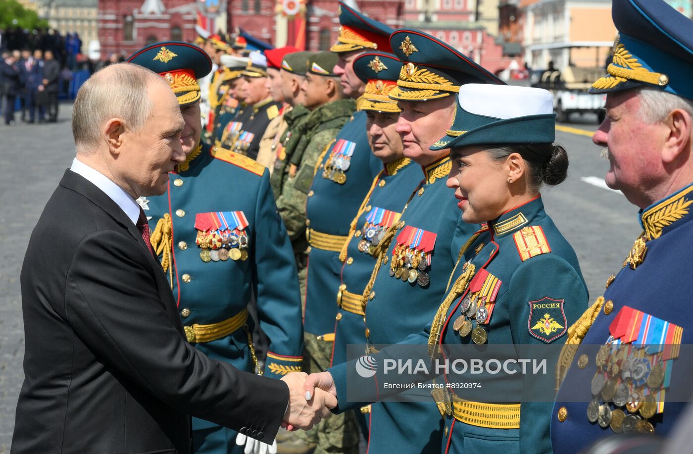 Президент РФ В. Путин и иностранные лидеры на военном параде в честь 80-летия Победы