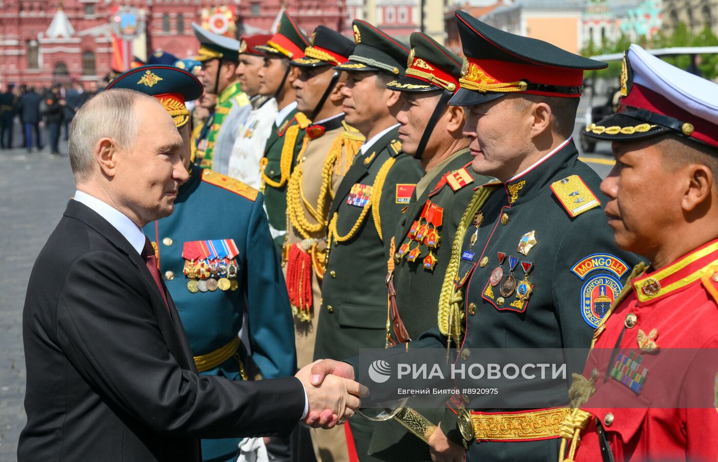 Президент РФ В. Путин и иностранные лидеры на военном параде в честь 80-летия Победы