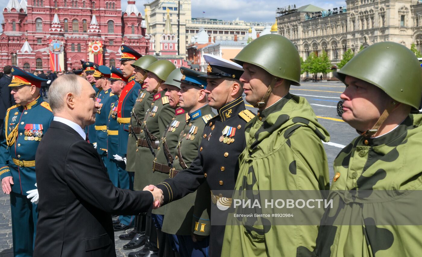 Президент РФ В. Путин и иностранные лидеры на военном параде в честь 80-летия Победы