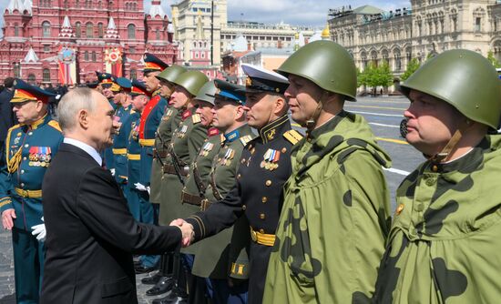 Президент РФ В. Путин и иностранные лидеры на военном параде в честь 80-летия Победы