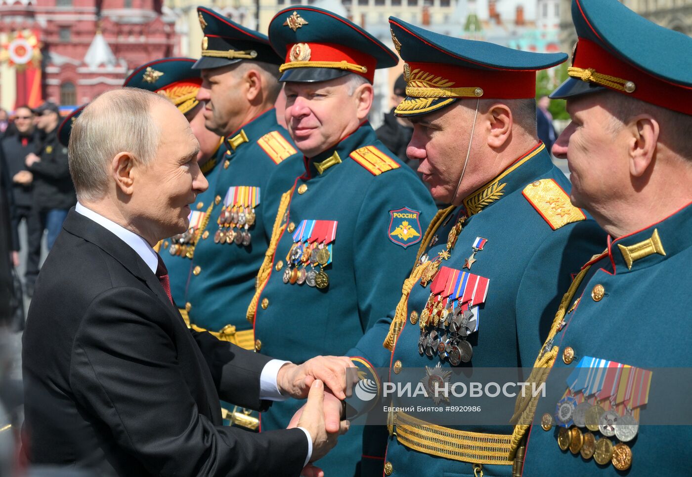 Президент РФ В. Путин и иностранные лидеры на военном параде в честь 80-летия Победы