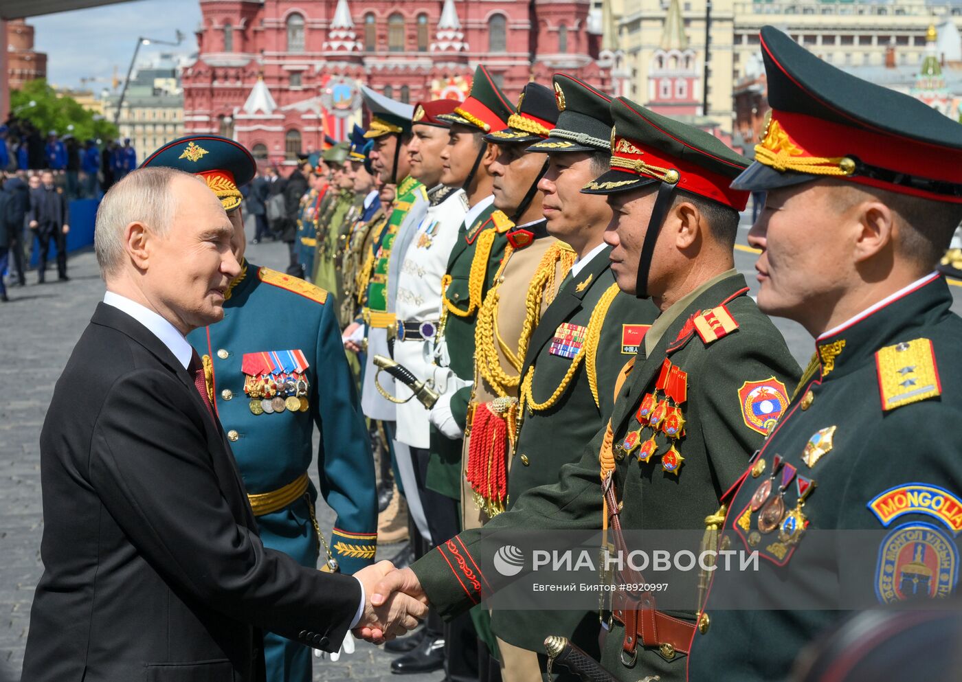 Президент РФ В. Путин и иностранные лидеры на военном параде в честь 80-летия Победы