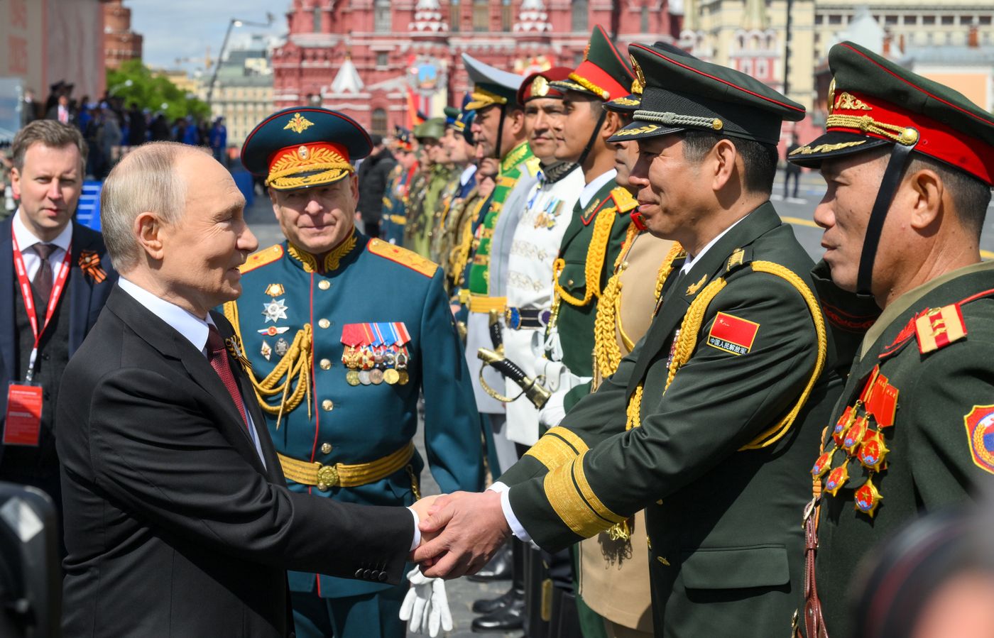 Президент РФ В. Путин и иностранные лидеры на военном параде в честь 80-летия Победы