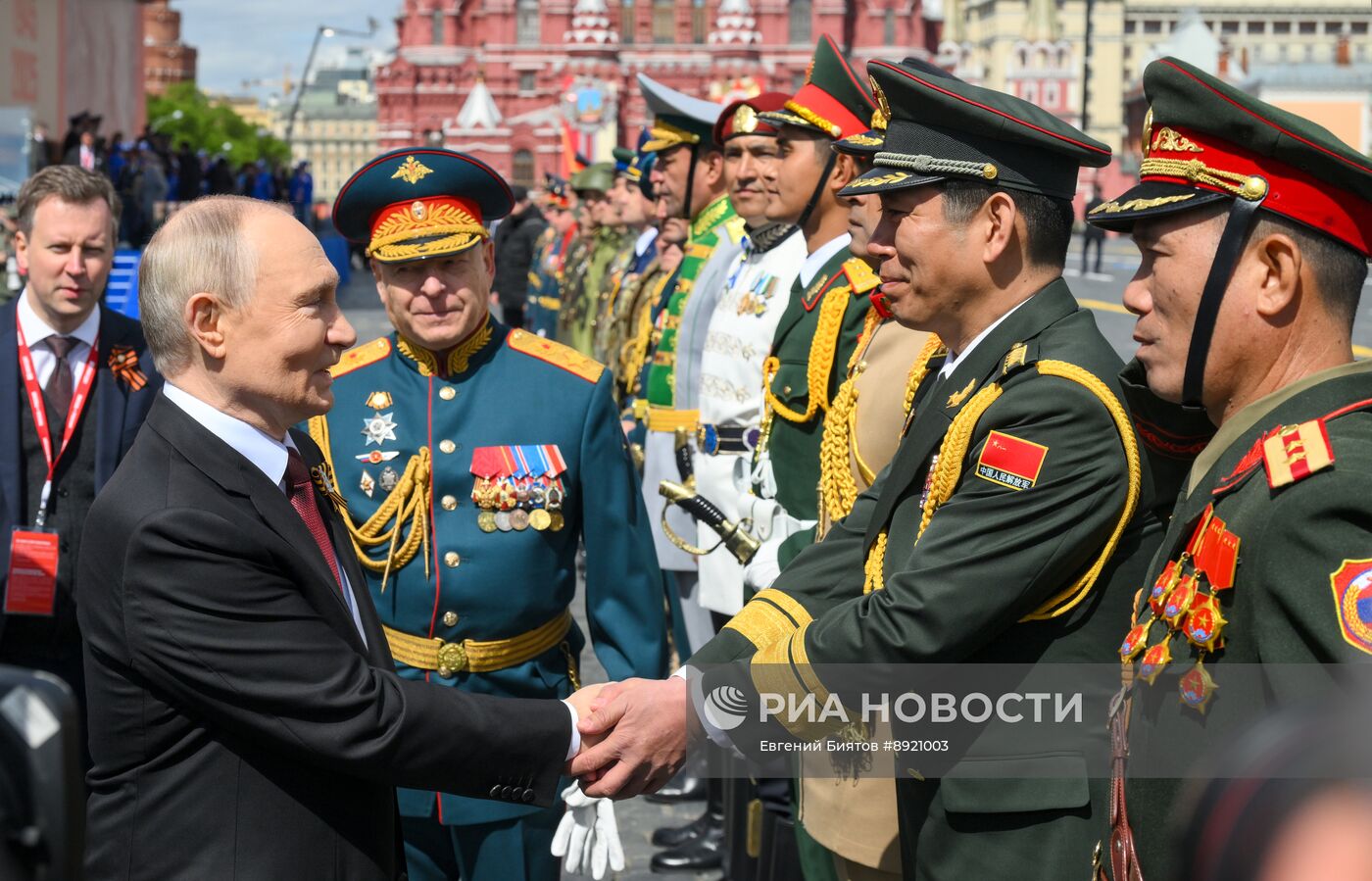 Президент РФ В. Путин и иностранные лидеры на военном параде в честь 80-летия Победы