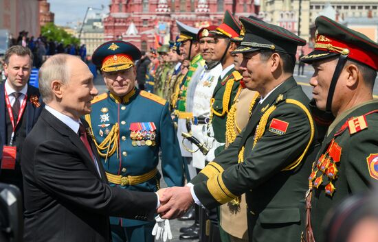 Президент РФ В. Путин и иностранные лидеры на военном параде в честь 80-летия Победы