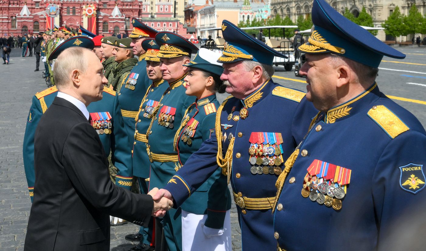 Президент РФ В. Путин и иностранные лидеры на военном параде в честь 80-летия Победы