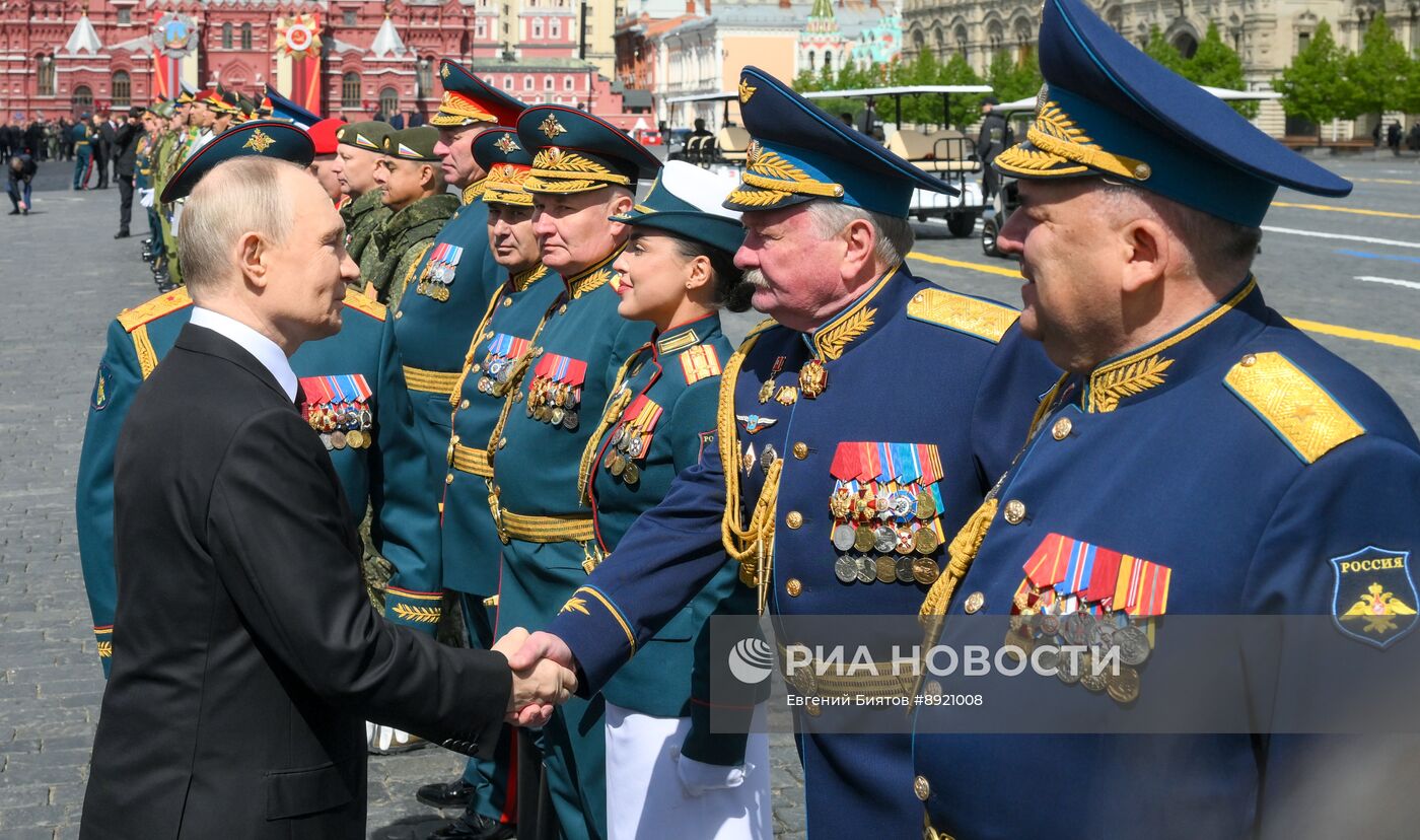 Президент РФ В. Путин и иностранные лидеры на военном параде в честь 80-летия Победы