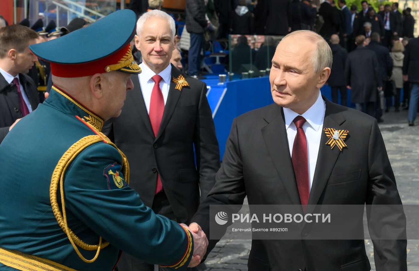 Президент РФ В. Путин и иностранные лидеры на военном параде в честь 80-летия Победы