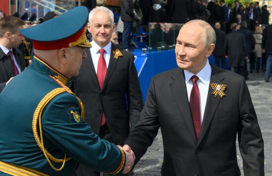 Президент РФ В. Путин и иностранные лидеры на военном параде в честь 80-летия Победы