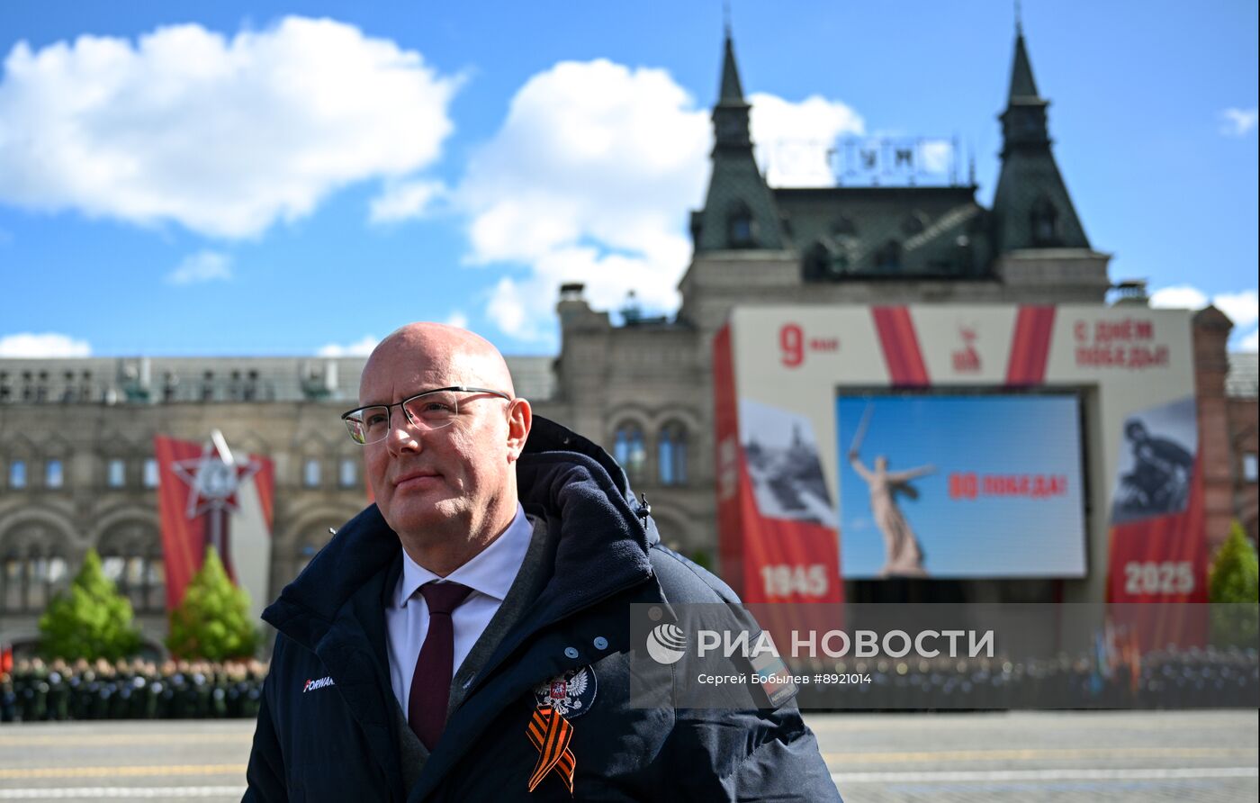 Официальные лица на военном параде в честь 80-летия Победы