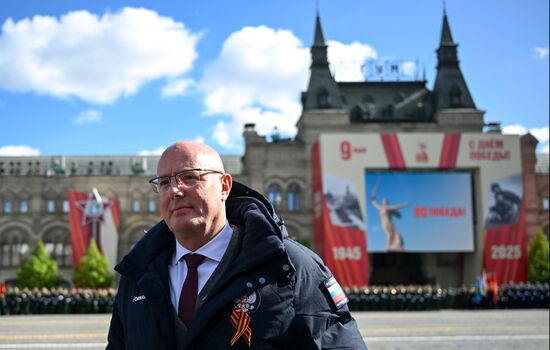 Заместитель председателя правительства РФ Дмитрий Чернышенко на Красной площади в Москве на военном параде, посвященном 80-летию Победы. 9 мая Россия отмечает 80-летие Победы в Великой Отечественной войне 1941-1945 годов. Место: Россия, Москва. Автор: Сергей Бобылев/РИА Новости. Официальные лица на военном параде в честь 80-летия Победы