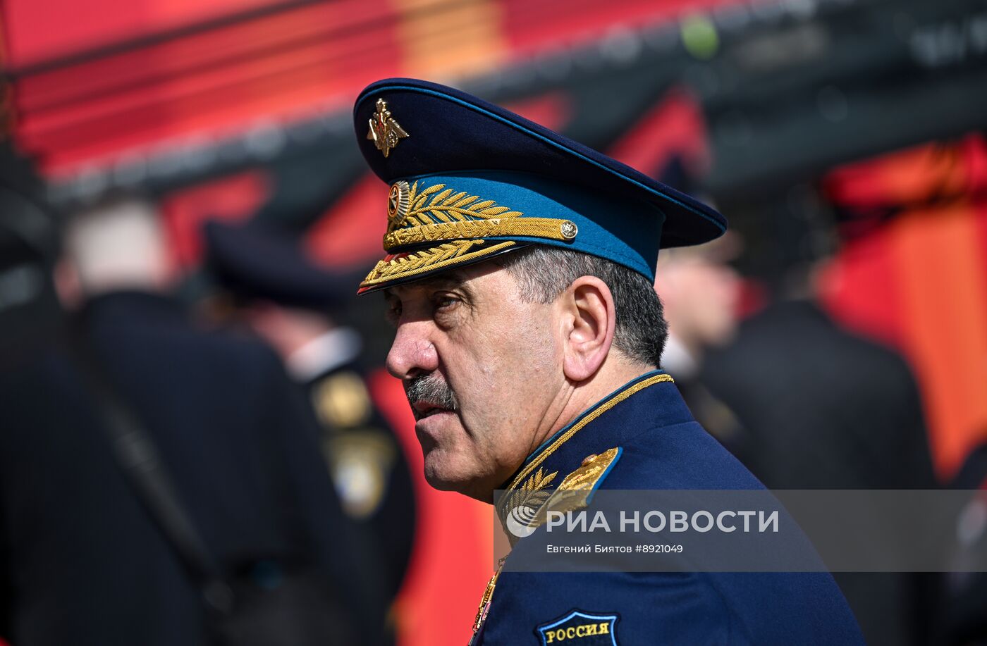 Официальные лица на военном параде в честь 80-летия Победы