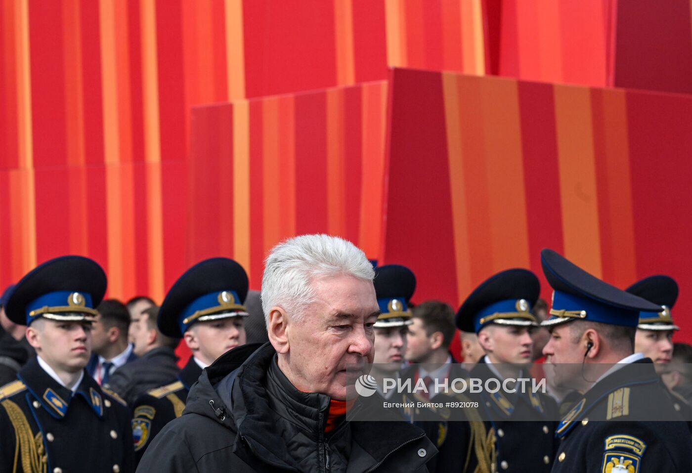 Официальные лица на военном параде в честь 80-летия Победы