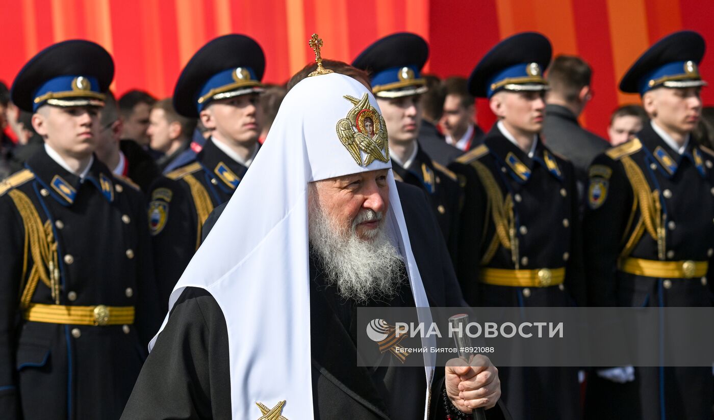 Официальные лица на военном параде в честь 80-летия Победы