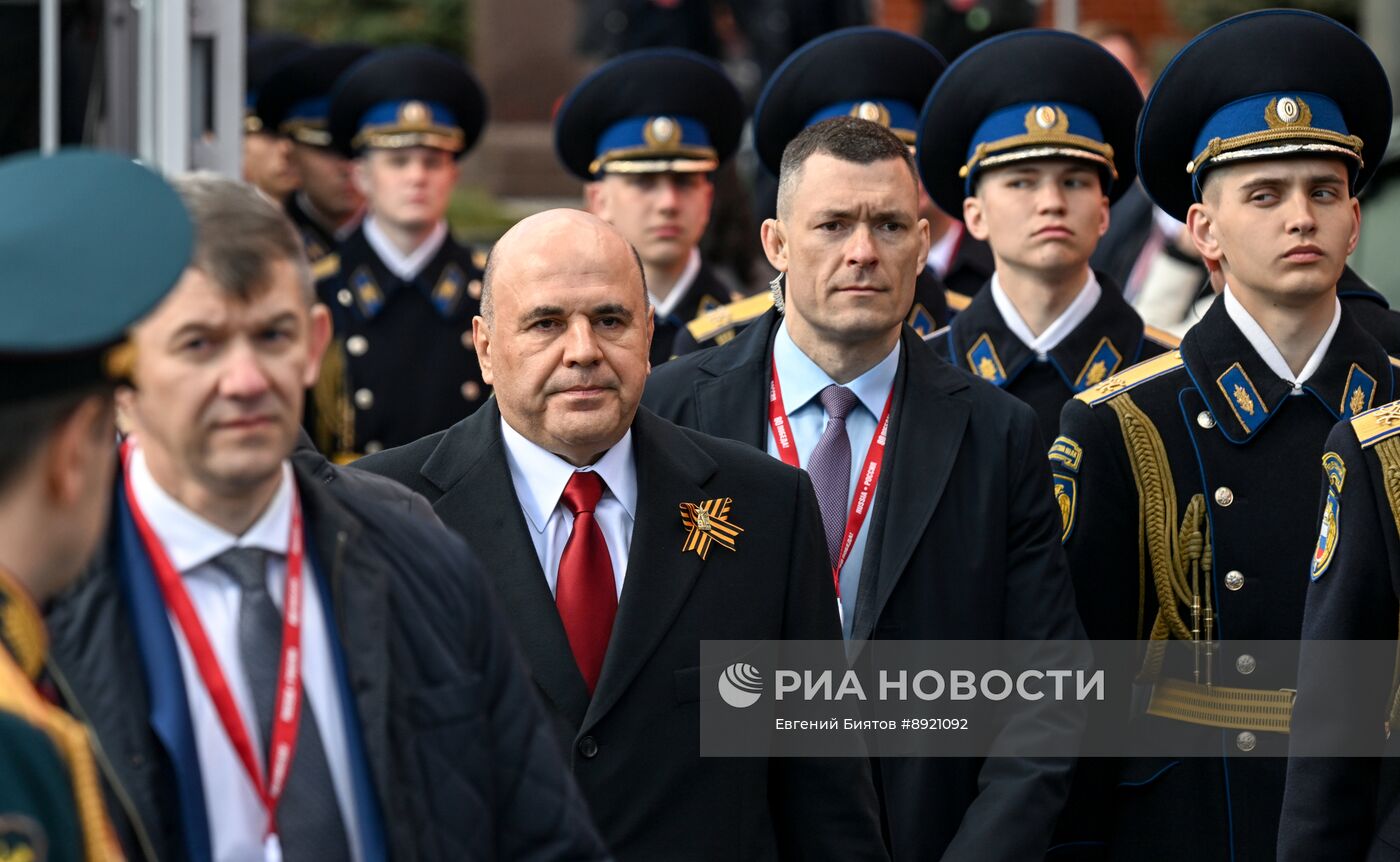Официальные лица на военном параде в честь 80-летия Победы