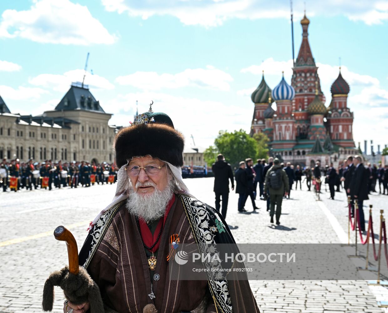 Официальные лица на военном параде в честь 80-летия Победы