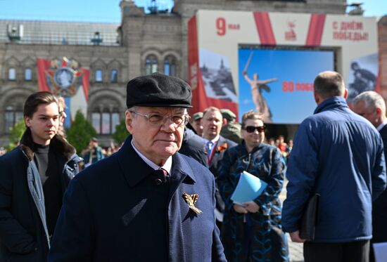 Полномочный представитель президента РФ в Северо-Кавказском федеральном округе Юрий Чайка на Красной площади в Москве на военном параде, посвященном 80-летию Победы. 9 мая Россия отмечает 80-летие Победы в Великой Отечественной войне 1941-1945 годов. Место: Россия, Москва. Автор: Сергей Бобылев/РИА Новости. Официальные лица на военном параде в честь 80-летия Победы