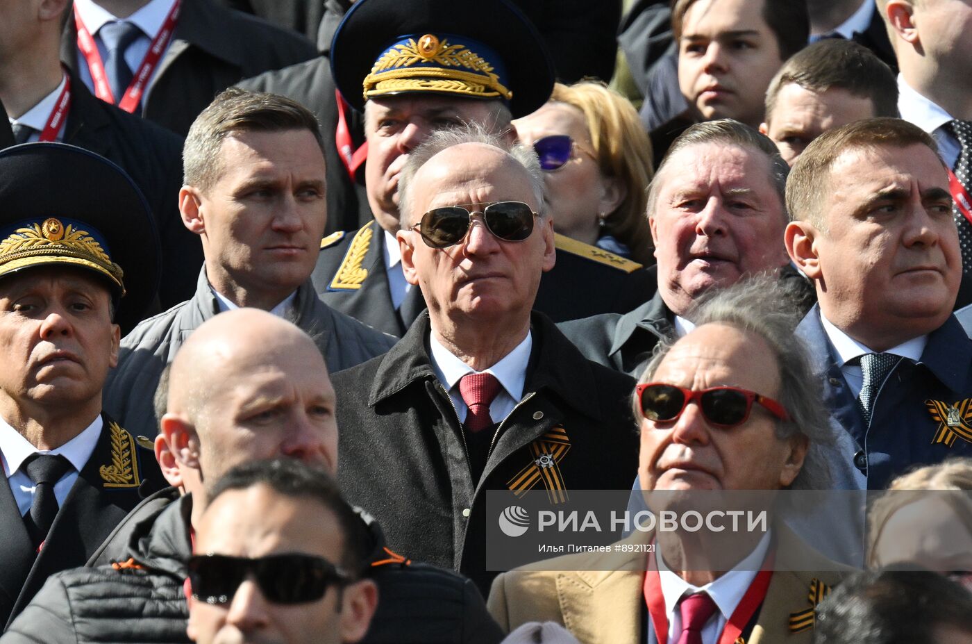 Официальные лица на военном параде в честь 80-летия Победы