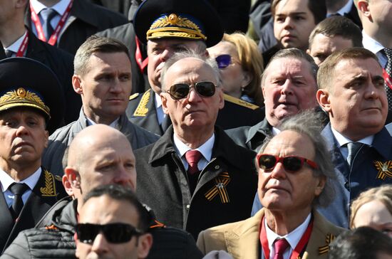 Гости на трибуне на Красной площади в Москве на военном параде, посвященном 80-летию Победы. 9 мая Россия отмечает 80-летие Победы в Великой Отечественной войне 1941-1945 годов. В центре: помощник президента РФ Николай Патрушев, внизу справа: режиссер Оливер Стоун, справа: помощник президента РФ Алексей Дюмин. Место: Россия, Москва. Автор: Илья Питалев/РИА Новости. Официальные лица на военном параде в честь 80-летия Победы