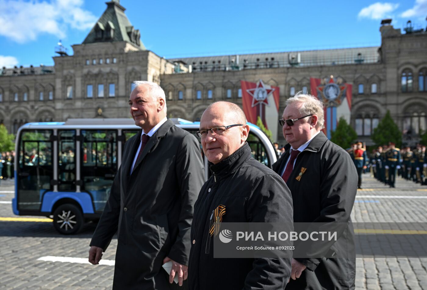 Официальные лица на военном параде в честь 80-летия Победы