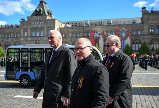 Первый заместитель руководителя администрации президента РФ Сергей Кириенко (в центре) на Красной площади в Москве на военном параде, посвященном 80-летию Победы. 9 мая Россия отмечает 80-летие Победы в Великой Отечественной войне 1941-1945 годов. Место: Россия, Москва. Автор: Сергей Бобылев/РИА Новости. Официальные лица на военном параде в честь 80-летия Победы