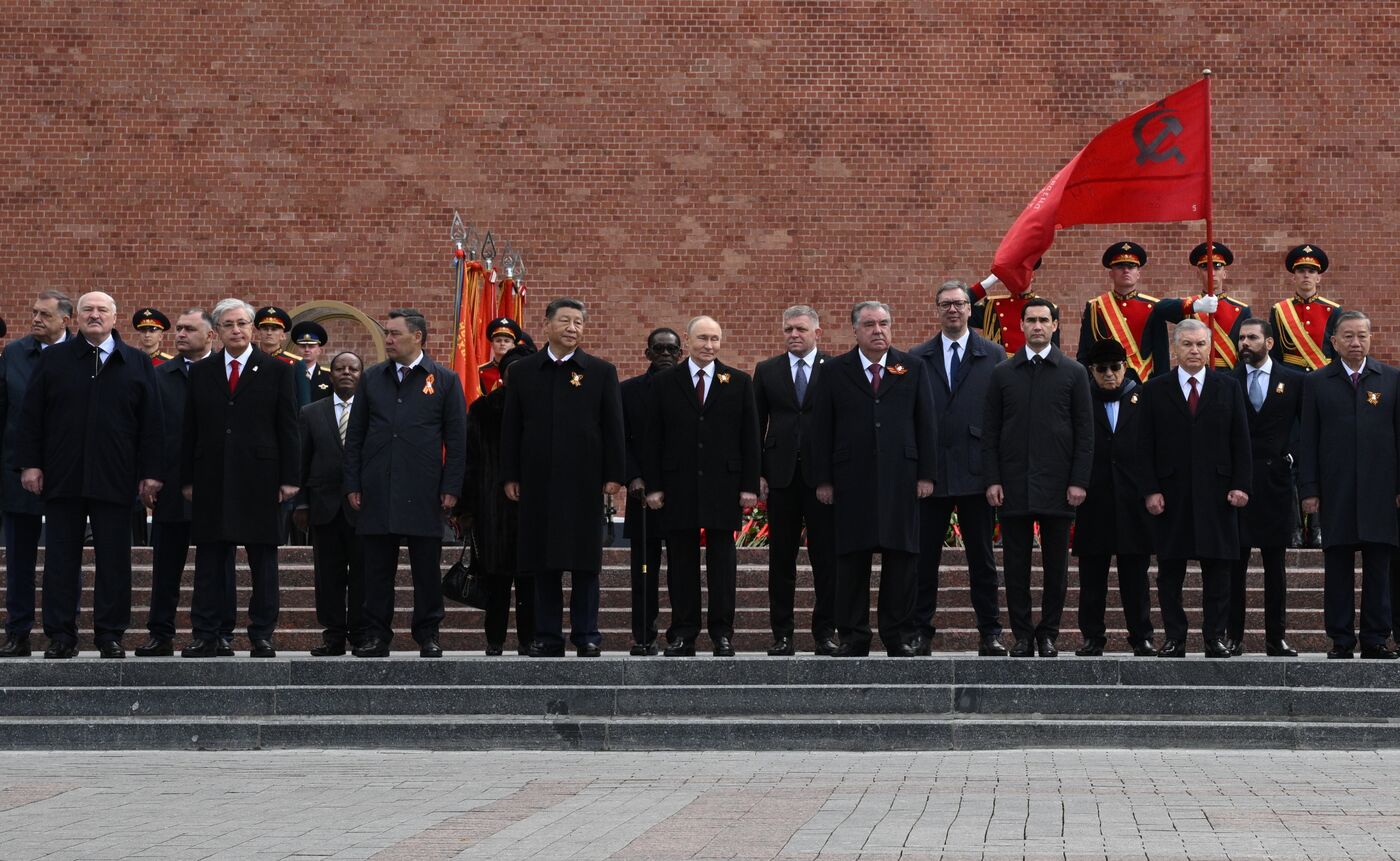 Церемония возложения цветов к Могиле Неизвестного солдата