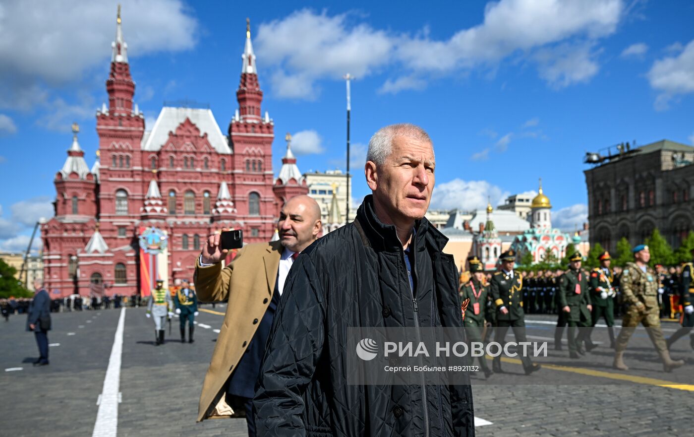 Официальные лица на военном параде в честь 80-летия Победы
