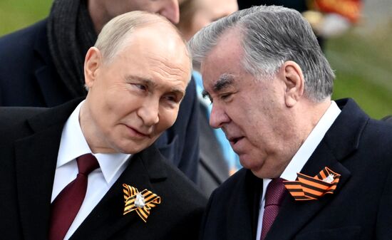 Церемония возложения цветов к Могиле Неизвестного солдата