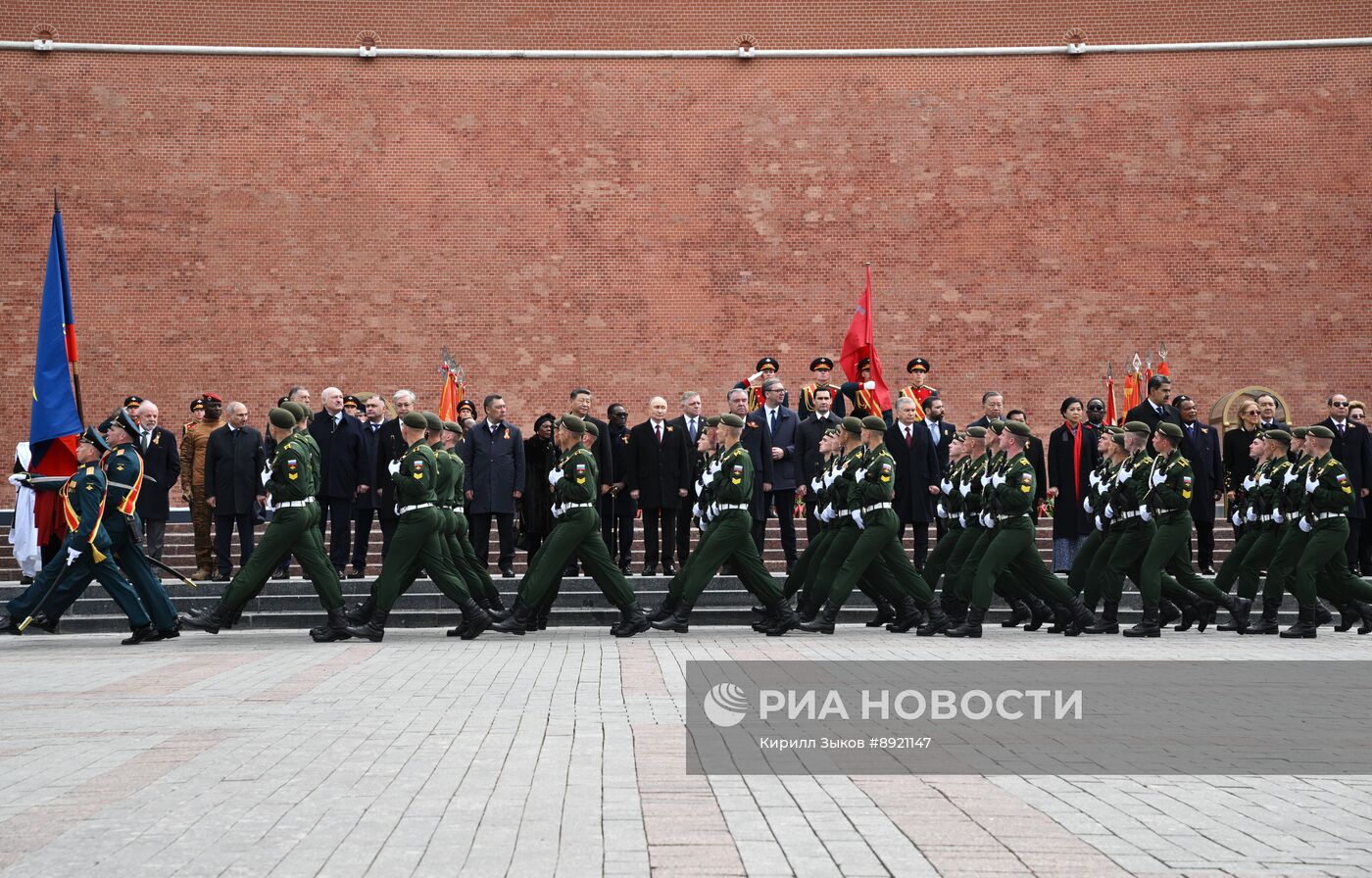 Церемония возложения цветов к Могиле Неизвестного солдата