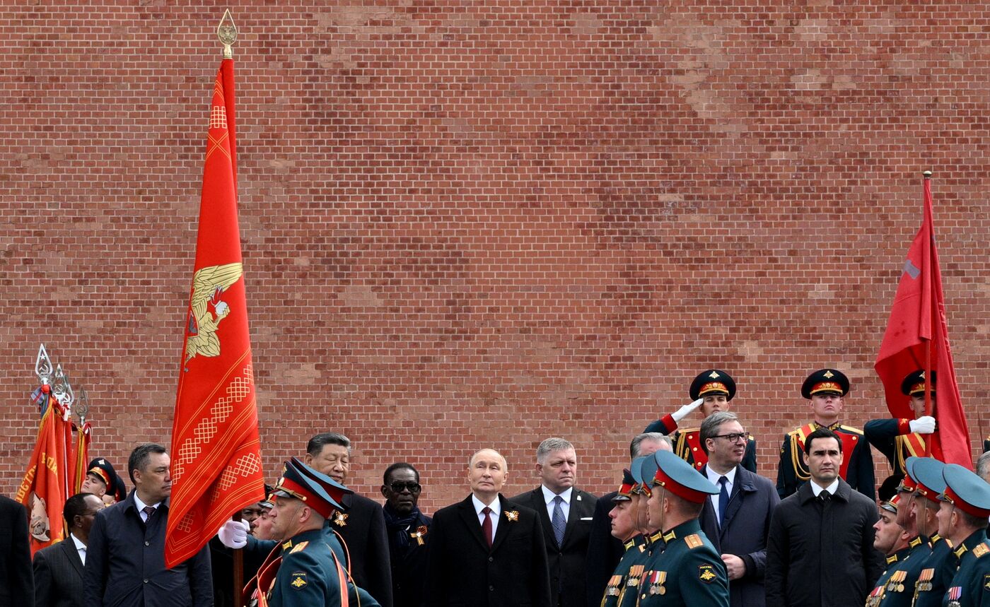 Церемония возложения цветов к Могиле Неизвестного солдата