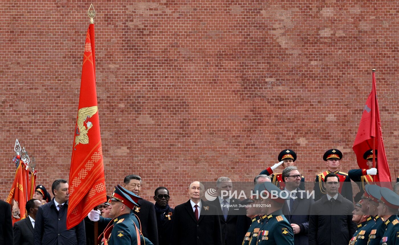 Церемония возложения цветов к Могиле Неизвестного солдата