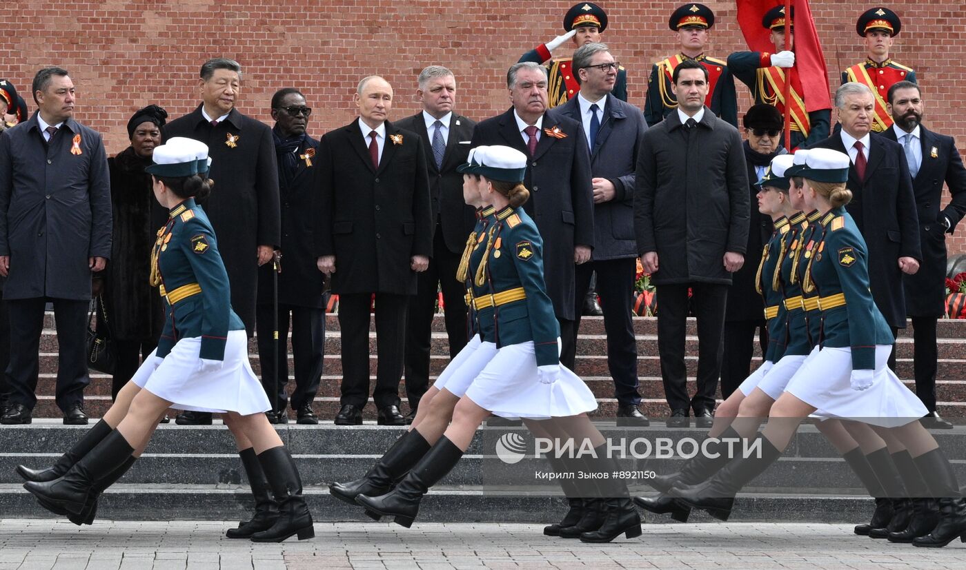 Церемония возложения цветов к Могиле Неизвестного солдата