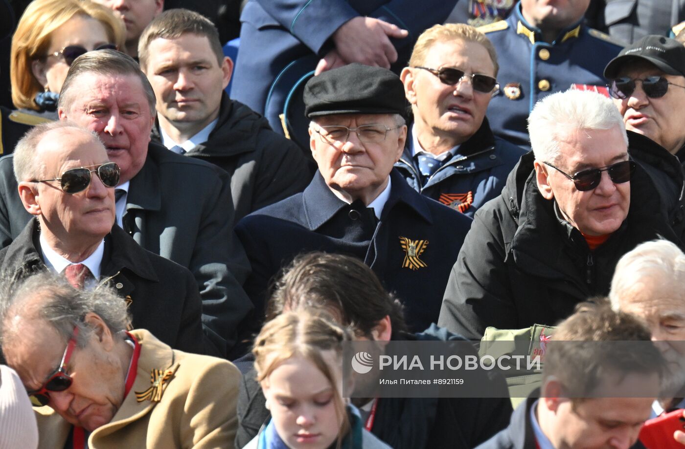 Официальные лица на военном параде в честь 80-летия Победы