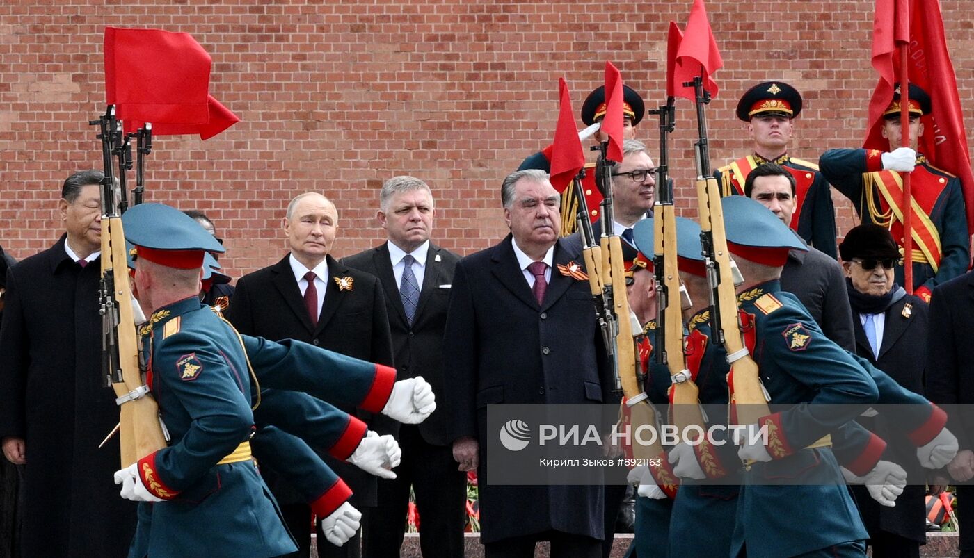 Церемония возложения цветов к Могиле Неизвестного солдата
