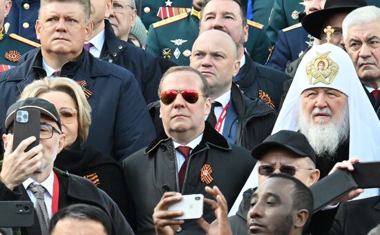 Заместитель председателя Совета безопасности РФ Дмитрий Медведев, /патриарх Московский и всея Руси Кирилл на Красной площади в Москве на военном параде, посвященном 80-летию Победы. 9 мая Россия отмечает 80-летие Победы в Великой Отечественной войне 1941-1945 годов. Место: Россия, Москва. Автор: Илья Питалев/РИА Новости. Официальные лица на военном параде в честь 80-летия Победы